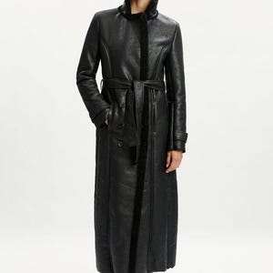 フェイクファーカラーのソフト本革シアリングコート、ベルト付きスタイルコートのパーソナライズされた女性用ファッション衣装