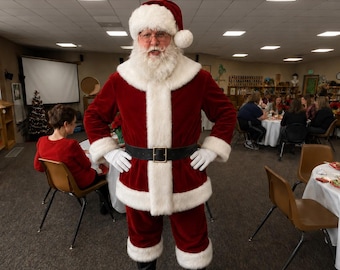 Roupa de Papai Noel artesanal para adultos em veludo bordô com detalhes em pele sintética, ideal para cosplay natalino, fantasia de Natal personalizada de luxo.