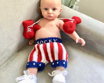 Set da boxe per bambini Baby Rocky - set da boxe per bambini all'uncinetto - pantaloncini da boxe - guantoni da boxe - completo da boxe - accessorio per foto neonato - costume di Halloween