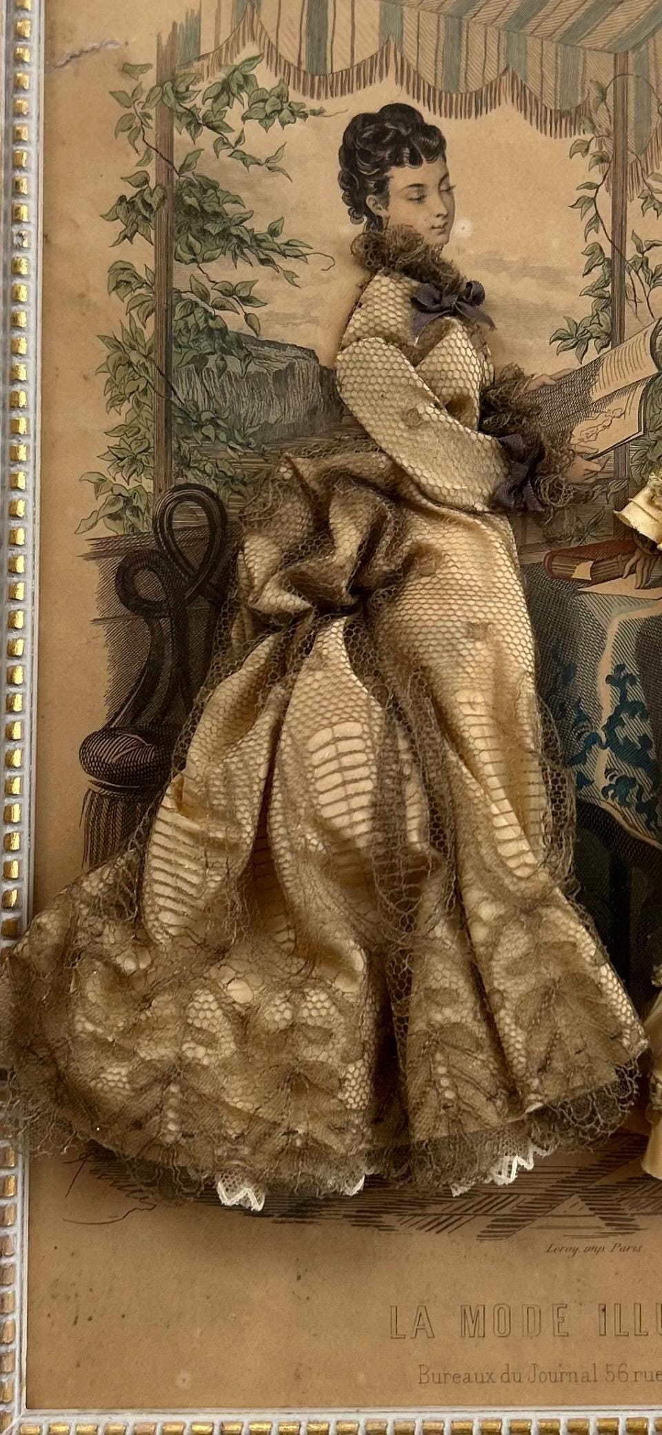 【美品】アンティーク LA MODE ILLUSTRÉE 黒フレーム[3673] Victorian 3D Shadowbox, La Mode Illustrée Print, Lace Embellished