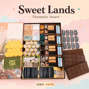 以下が含まれることがあります： ボードゲーム「Sweet Lands」用の収納インサート。木製のトークン、カード、ゲームピースが入った複数の仕切りがあります。セットには、黄色の六角形のタイル、チョコレートの形をした茶色のバー、Sweet Landsと書かれた緑色のポーチが含まれています。