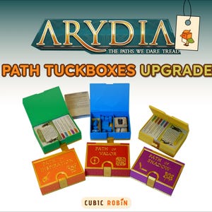 Peut inclure: Image de boîtes de rangement de couleurs variées pour le jeu de société Arydia. Les boîtes sont vertes, bleues, jaunes, oranges, rouges et violettes. Chaque boîte est étiquetée avec un nom de chemin différent, comme "Path of Valor" et "Path of Shadow". Le texte "Path Tuckboxes Upgrade" est également visible.