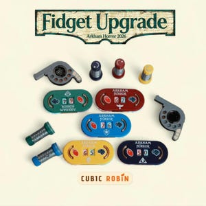 Può includere: Una collezione di componenti e accessori per il gioco Arkham Horror 2026. L'immagine presenta vari gettoni di gioco colorati, tra cui verde, rosso, blu, giallo e blu navy, insieme a pezzi di gioco metallici. Il testo "Fidget Upgrade" e "Arkham Horror 2026" sono visibili.