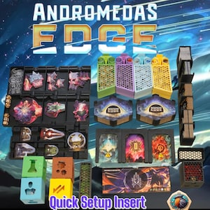 Può includere: Una collezione di componenti di gioco per il gioco da tavolo "Andromeda's Edge", tra cui carte, gettoni e inserti. L'immagine presenta vari organizzatori in plastica colorata, tabelloni di gioco e pezzi di gioco, con il testo "Quick Setup Insert."