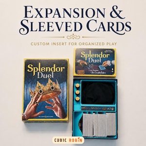 Puede incluir: Un inserto de plástico azul para el juego de mesa Splendor Duel, con compartimentos organizados para cartas enfundadas, fichas y una bolsa negra. El conjunto incluye la caja del juego, una caja de expansión y el inserto con componentes.