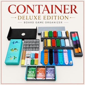 Może przedstawiać: Organizer do gry planszowej Container Deluxe Edition zawierający różne plastikowe tacki, kolorowe miniatury statków, stosy małych prostokątnych klocków w kolorze żółtym, zielonym, czerwonym, niebieskim, białym i złotym oraz podstawki na karty walutowe.