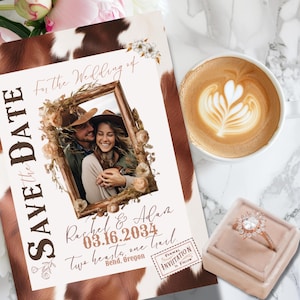 Rustiek western-save the date-sjabloon met koeienhuidachtergrond en aanpasbare tekst, romantische foto, perfect voor bruiloften met een landthema