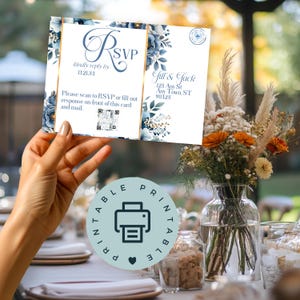 RSVP-postkaart winterhuwelijk - stoffige blauwe rozen, bewerkbare canvassjabloon, direct downloaden! QR-code ansichtkaart Frosty bloemdessin FROSTY