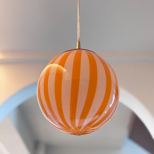 Lampa wisząca w kształcie kuli z dmuchanego szkła: pomarańczowy spiralny żyrandol (średnica 9,8 cala)