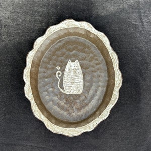 Plato de cerámica con forma de gato hecho a mano: decoración única para la mesa