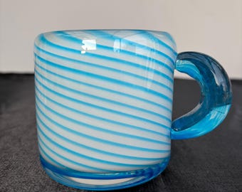 Handgjord virvelmugg i glas: Mintblå med transparent handtag
