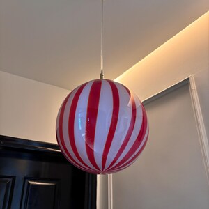 Hand blown glass globe pendant lights with red vertical strips for dinning room, kitchen island and living room lighting. Handmade glass globe ceiling lights in candy shape for modern lighting and home interior decoration. Glass globe chandelier.