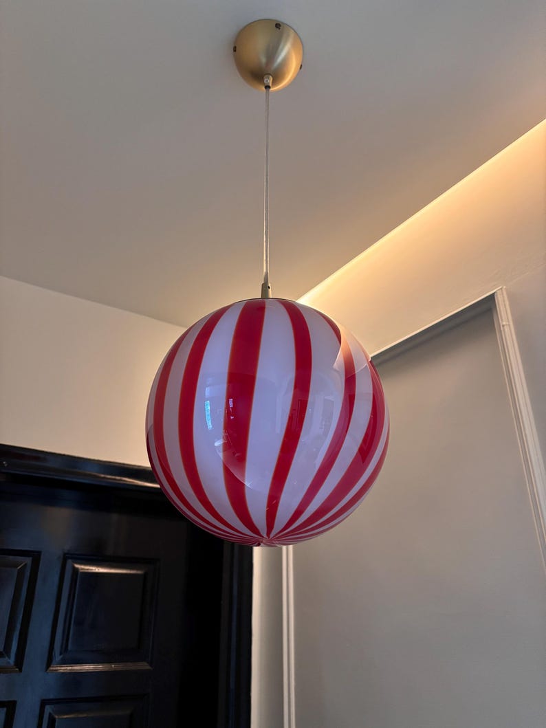 Hand blown glass globe pendant lights with red vertical strips for dinning room, kitchen island and living room lighting. Handmade glass globe ceiling lights in candy shape for modern lighting and home interior decoration. Glass globe chandelier.