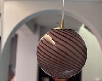 Handgeblazen hanglamp met glazen bol: druifpaarse wervelingen