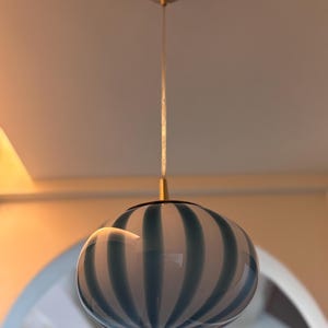 Platte bolvormige hanglamp van handgeblazen glas 8,5 inch: inktblauwe strepen, messing hardware