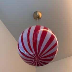 Hand blown glass globe pendant lights with red vertical strips for dinning room, kitchen island and living room lighting. Handmade glass globe ceiling lights in candy shape for modern lighting and home interior decoration. Glass globe chandelier.