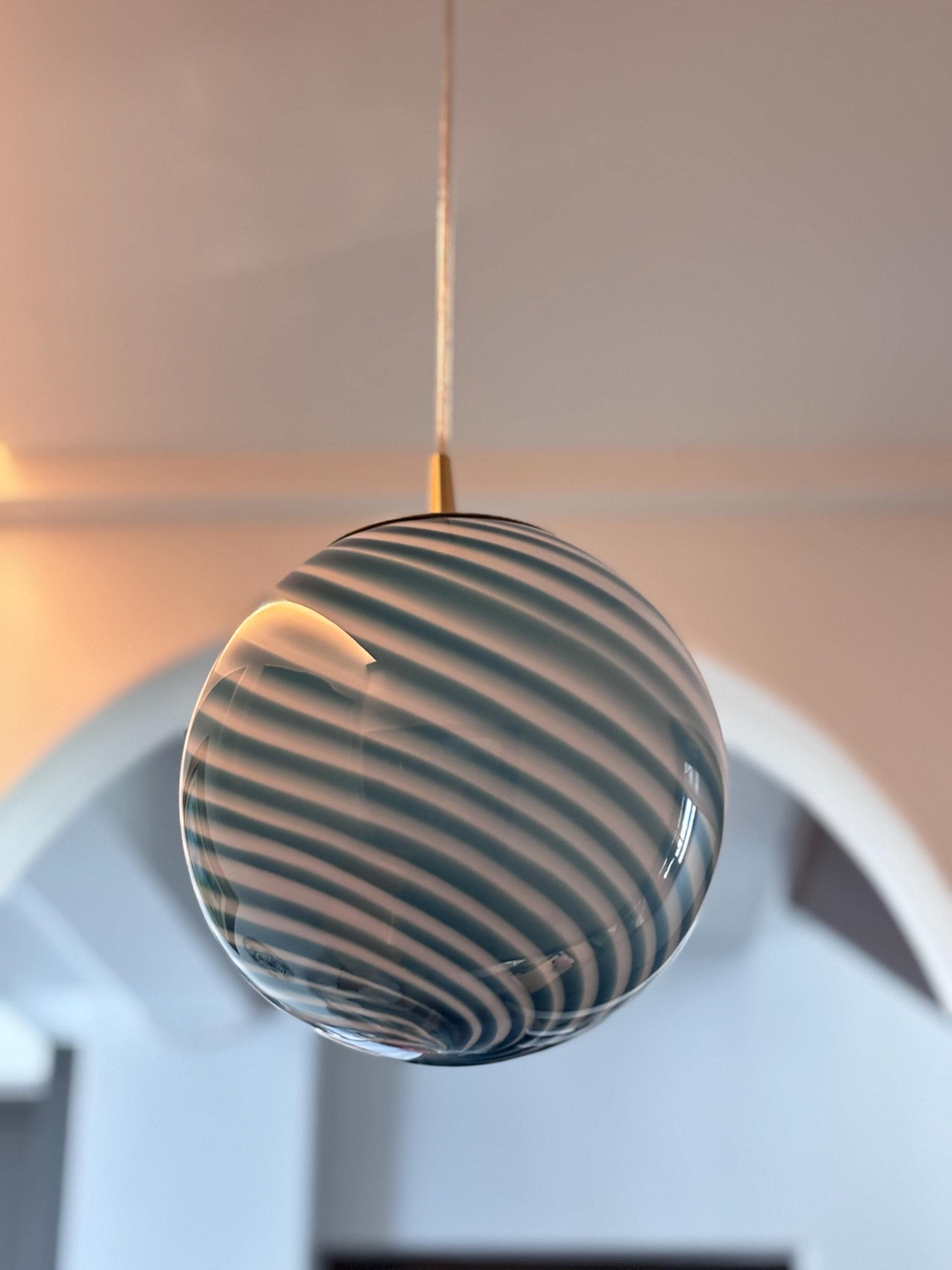 Mundgeblasene Glaskugel Pendelleuchte: Tintenblaue Wirbel (D 25 cm)