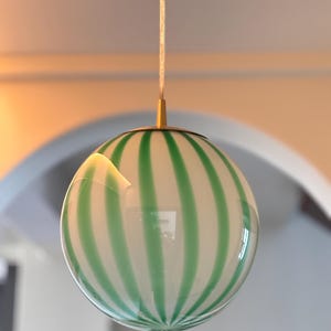 Lámpara colgante de globo de vidrio soplado a mano: Lámpara de techo con rayas verdes (D 9,8")