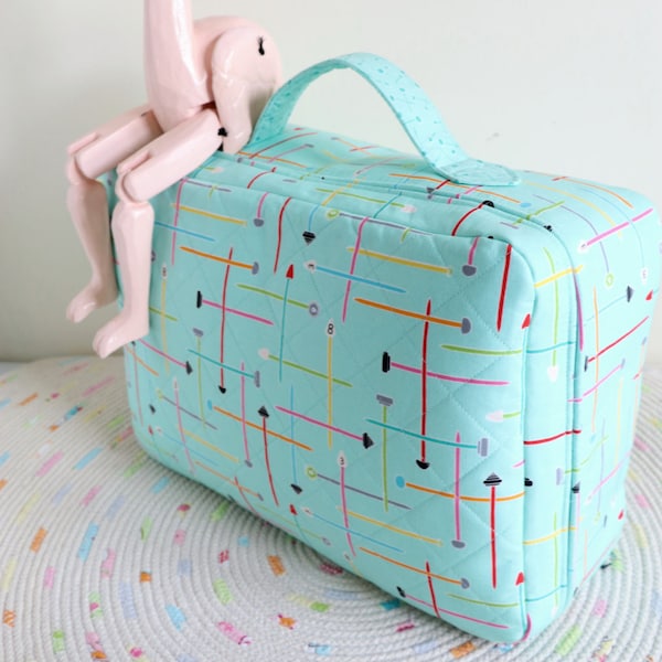 Small World Suitcase: bolsa de proyecto, maleta de juguete, patrón de bolso, bolsa de maquillaje, linda, maleta de aseo, descarga instantánea