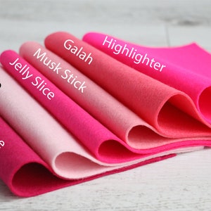 Puede incluir: Un conjunto de seis muestras de tela de fieltro en varios tonos de rosa, desde un magenta intenso hasta un rosa claro. Las muestras est&aacute;n etiquetadas con nombres como "Cheap Wine", "Vovo", "Jelly Slice", "Musk Stick", "Galaah" y "Highlighter".