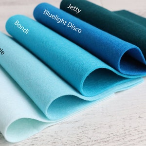 Puede incluir: Cinco rollos de fieltro en tonos azules y verdes. El fieltro est&aacute; dispuesto en degradado de azul claro a verde oscuro. Los nombres de los colores est&aacute;n escritos en el fieltro: Blue Rinse, Budgie, Bondi, Bluelight Disco y Jetty.