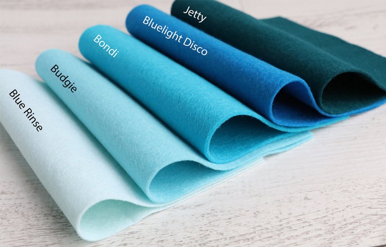 Puede incluir: Cinco rollos de fieltro en tonos azules y verdes. El fieltro est&aacute; dispuesto en degradado de azul claro a verde oscuro. Los nombres de los colores est&aacute;n escritos en el fieltro: Blue Rinse, Budgie, Bondi, Bluelight Disco y Jetty.