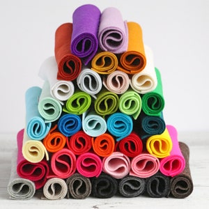Puede incluir: Una pila de 30 rollos de fieltro de varios colores, dispuestos en forma de pir&aacute;mide. El fieltro es un tejido no tejido suave que se utiliza com&uacute;nmente para manualidades y otros proyectos.