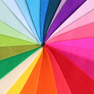 Puede incluir: Un arco&iacute;ris de muestras de tela de fieltro dispuestas en un patr&oacute;n circular. Los colores van del azul claro al morado oscuro.