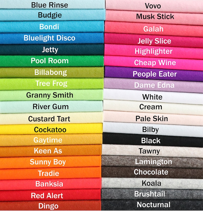 Puede incluir: Una tarjeta de muestra de tela colorida con 26 colores diferentes y nombres para cada color. Los colores van del azul claro al marr&oacute;n oscuro. Los nombres est&aacute;n escritos en texto blanco.