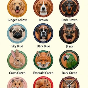 Puede incluir: Una colecci&oacute;n de dise&ntilde;os redondos de cuero repujado con varios animales, incluyendo perros, un conejo, un zorro, un loro, un h&aacute;mster, una ardilla y un b&uacute;ho. Cada dise&ntilde;o est&aacute; enmarcado con un color contrastante y etiquetado con un nombre de color.