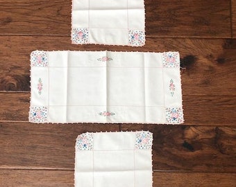 Vintage Embroidered Table Runner and 2 napkins, handworked table decor