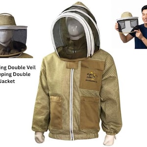 Puede incluir: Una chaqueta de apicultura a cuadros beige y marrón con capucha de doble velo de malla negra, cremallera frontal y dos bolsillos grandes. El pecho muestra un logotipo con el texto "Brother & Leather" y un gráfico de abeja sobre la URL.