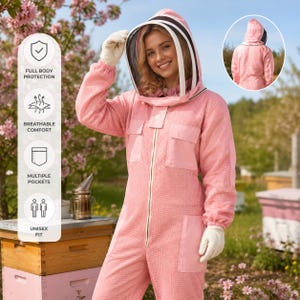 Puede incluir: Un traje de apicultor rosa con capucha de velo de malla, mangas largas y múltiples bolsillos. El traje presenta una tela texturizada, cierre de cremallera frontal y guantes blancos. Un recuadro circular muestra la vista trasera del traje.