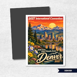 Puede incluir: Un im&aacute;n rectangular con una colorida ilustraci&oacute;n del horizonte de Denver al atardecer con monta&ntilde;as nevadas, pinos y flores amarillas y azules. El texto dice 2027 International Convention, With love, your friends from: Denver 2027.
