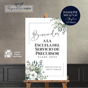 Może przedstawiać: Biały plakat na sztaludze z napisem "Bienvenidos a la Escuela del Servicio de Precursor Clase 2025". Plakat ma wymiary 61 cm x 91 cm i zawiera kwiatowe akcenty oraz słowa "Natychmiastowe pobieranie cyfrowe".
