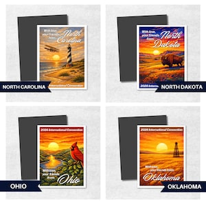 Pode incluir: Conjunto de quatro &iacute;m&atilde;s retangulares com designs tem&aacute;ticos de estados. O &iacute;m&atilde; da Carolina do Norte mostra uma cena de praia com um farol e um biplano. O &iacute;m&atilde; da Dakota do Norte mostra um bisonte em um campo. O &iacute;m&atilde; de Ohio mostra um cardeal.