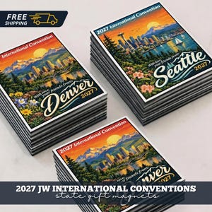 Puede incluir: Tres pilas de imanes rectangulares con ilustraciones coloridas de paisajes urbanos. Dos pilas muestran Denver 2027 con monta&ntilde;as, y una pila muestra Seattle 2027 con la Space Needle, ambas etiquetadas como 2027 International Convention.