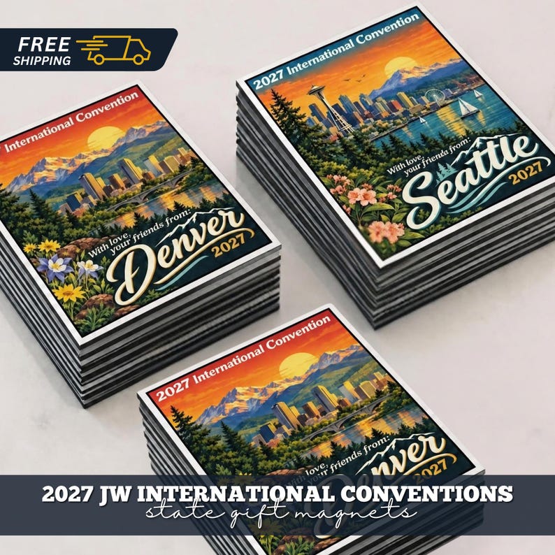 Puede incluir: Tres pilas de imanes rectangulares con ilustraciones coloridas de paisajes urbanos. Dos pilas muestran Denver 2027 con monta&ntilde;as, y una pila muestra Seattle 2027 con la Space Needle, ambas etiquetadas como 2027 International Convention.