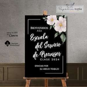 Puede incluir: Un cartel de bienvenida negro y blanco con flores blancas y hojas verdes. El cartel dice "BIENVENIDOS A LA Escuela del Servicio de Precursor CLASE 2024 GRACIAS POR SU ARDUO TRABAJO".