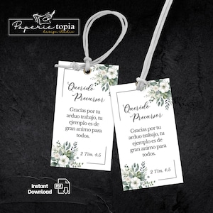 Puede incluir: Dos etiquetas de regalo blancas con diseños florales verdes y texto negro. El texto dice "Querido Precursor" y "Gracias por tu arduo trabajo, tu ejemplo es de gran animo para todos. 2 Tim. 4:5".