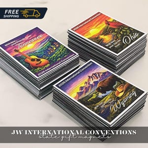 Puede incluir: Tres pilas de imanes rectangulares con ilustraciones coloridas de Tennessee, Ohio y Wyoming. Cada imán muestra el texto 2026 International Convention, With love, your friends from y el nombre del estado correspondiente con imágenes escénicas.