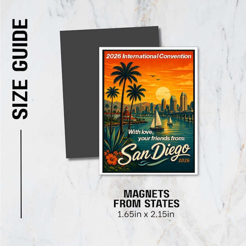 Puede incluir: Un im&aacute;n rectangular de 4,19 cm por 5,46 cm con una ilustraci&oacute;n de un atardecer en San Diego, palmeras, veleros y el horizonte urbano. El texto dice 2026 International Convention, With love, your friends from: San Diego 2026.