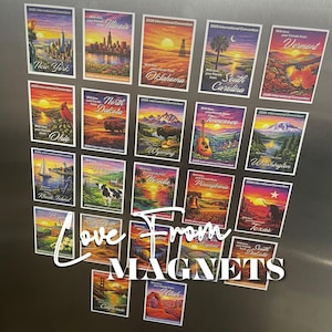Pode incluir: Uma cole&ccedil;&atilde;o de &iacute;manes retangulares com ilustra&ccedil;&otilde;es tem&aacute;ticas de estados. Cada &iacute;man exibe uma cena de p&ocirc;r do sol com nomes de estados como Nova Iorque, Illinois e Oklahoma. A frase "Love From Magnets" est&aacute; escrita na imagem.