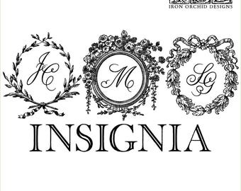 Puede incluir: Un conjunto de tres sellos decorativos en blanco y negro con intrincadas coronas florales y cintas que rodean las letras JC, M y LG. El texto dice IOD IRON ORCHID DESIGNS, INSIGNIA e IRON ORCHID DESIGNS MINI STAMPS en una fuente clara.