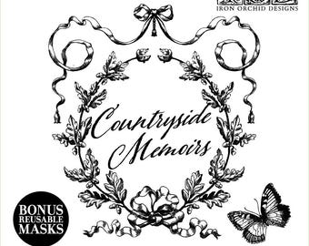 Puede incluir: Un set de sellos en blanco y negro titulado Countryside Memoirs de Iron Orchid Designs. El diseño presenta una corona central de hojas de roble y bellotas, rematada con un lazo, y una mariposa. Incluye una etiqueta circular con Bonus Reusable Masks.