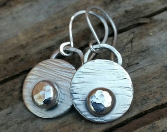 Pendientes de plata esterlina - disco de textura rústica martillado cuelgan pendientes de gota círculo-handcrafted la joyería por Helenes sueños
