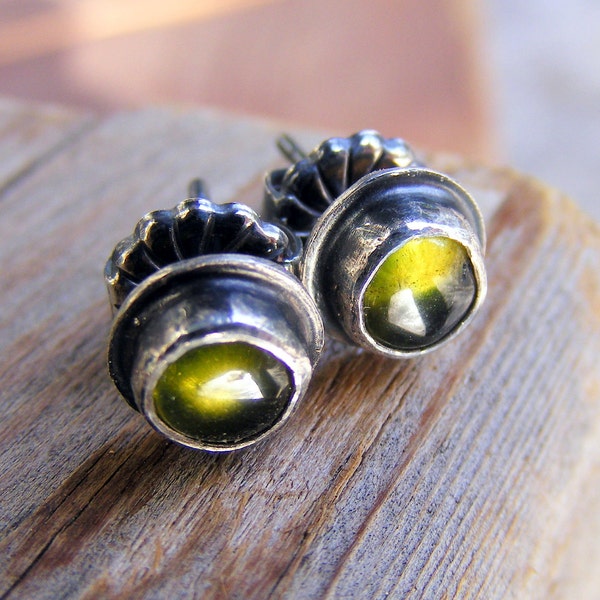 Orecchini in argento sterling con perno in vesuvianite o vasonite, come la pietra preziosa della tormalina verde, gioielli rustici terrosi ossidati