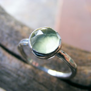 Prehnite anneau, anneau de pierre verte, à facettes Prehnite bague en argent Sterling, empilant l’anneau,