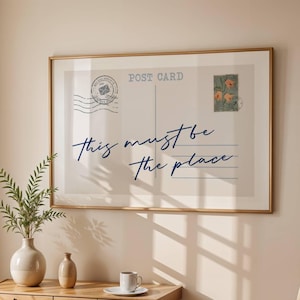 Dies muss der Ort sein Wandkunst, Vintage Postkarte Druck, trendiges dunkelblaues Typografie Plakat, Girly College Schlafheim, Retro Wohnung Ästhetik