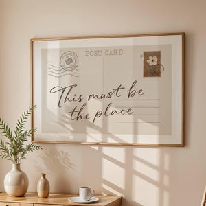 Este debe ser el lugar, arte de pared, impresión de postal vintage, póster de tipografía marrón de moda, dormitorio universitario femenino, estética de apartamento retro